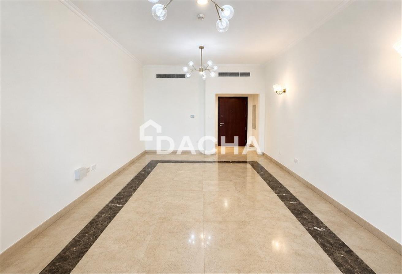 1 2 Chqs | Upgraded Apt | Unfurnished | Spacious photo 5