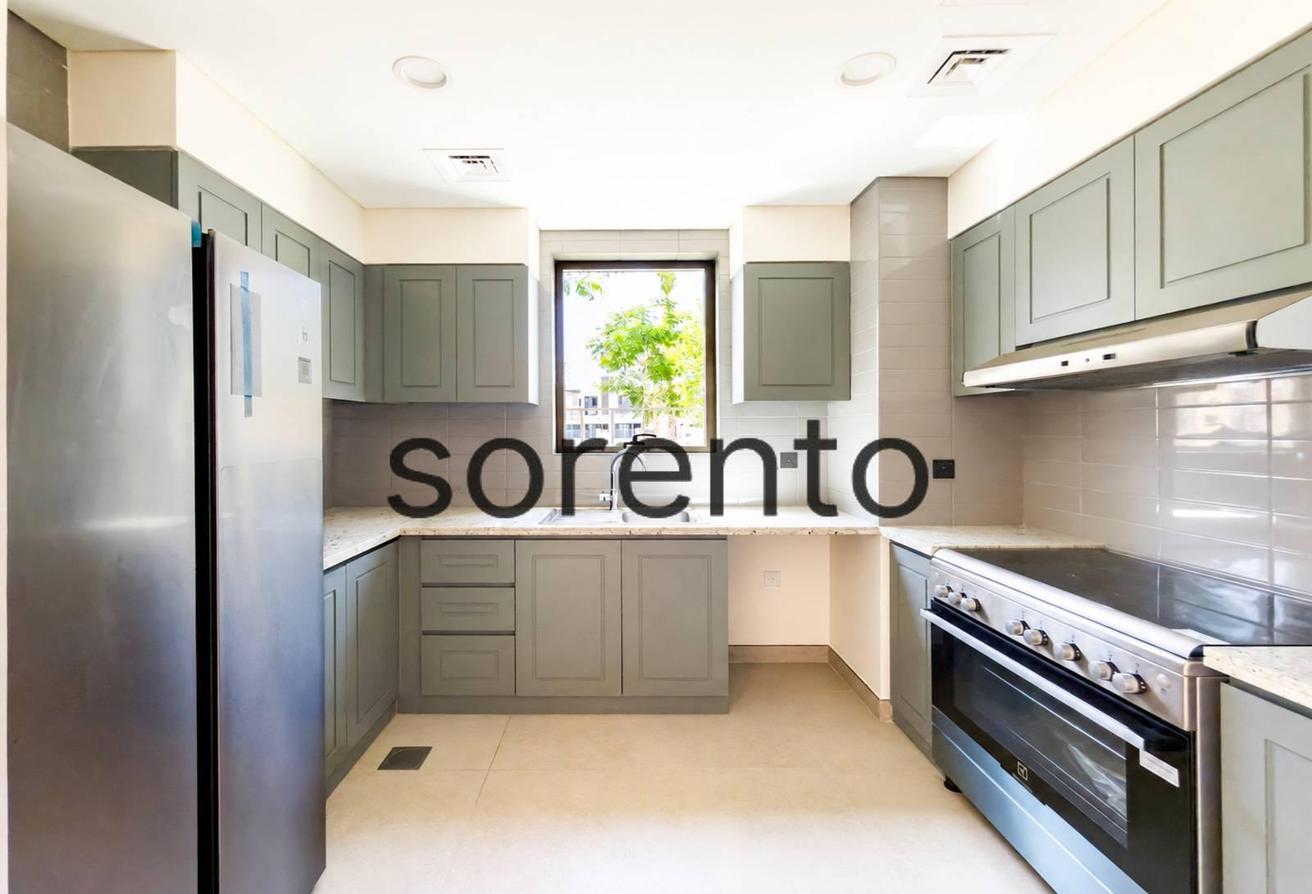 5 Bed Townhouse | End Unit | Rare Side Park photo 4