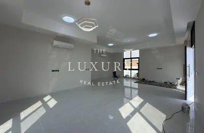 Villa - 5 Bedrooms - 6 Bathrooms for rent in Al Aweer 1 - Al Aweer - Dubai
