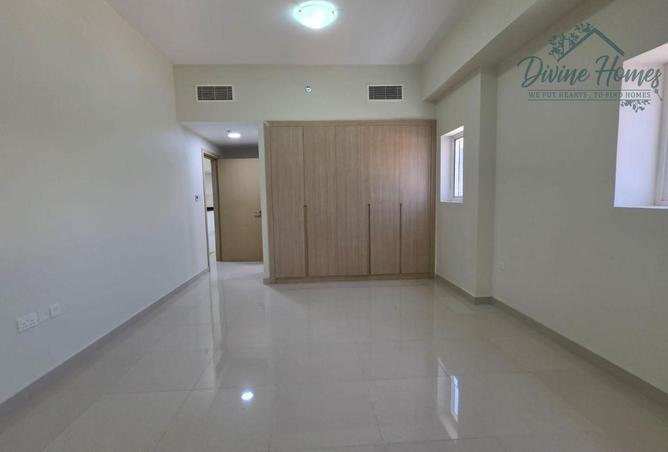 Brand New Unit | Both Attached Washrooms | Balcony photo 3