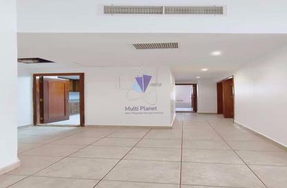 Apartment - 2 - 2 for rent in Hamdan Street - Abu Dhabi Apartment - 2 - 2 for rent in Hamdan Street - Abu Dhabi
