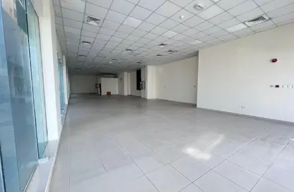 Shop - Studio for rent in Al Majaz 3 - Al Majaz - Sharjah