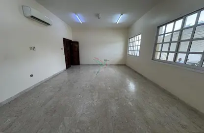 مكتب - استوديو - 4 حمامات للايجار في النيادات - العين