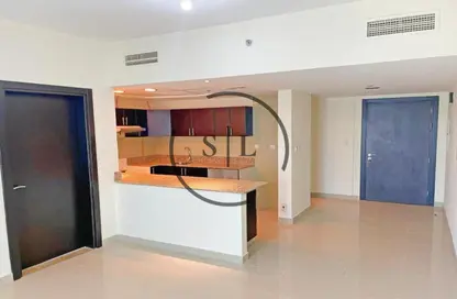 شقة - غرفة نوم - 2 حمامات للايجار في المساكن الحمراء - مدينة دبي الرياضية - دبي