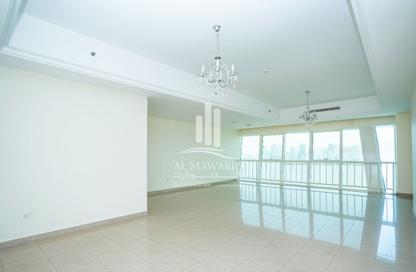 Apartment - 4 - 5 for rent in Emirates Sail Tower - Al Majaz - Sharjah