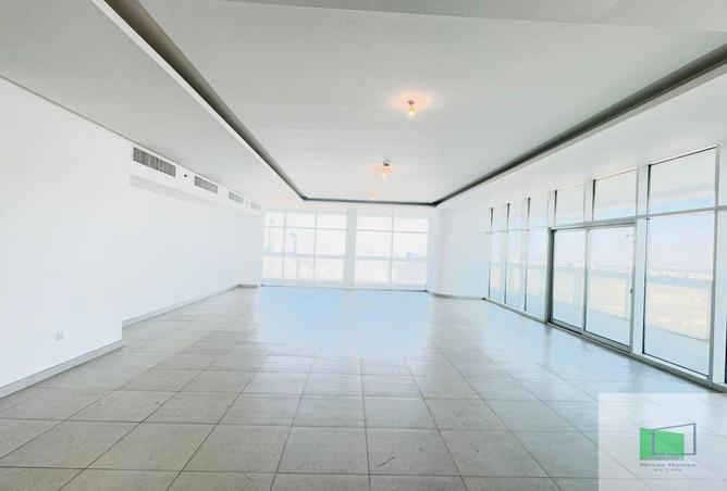 4-bed penthouse in Al Ain Tower · Sea view — photo 3