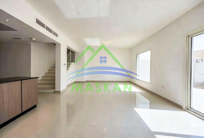 3-bed villa in Manazel Al Reef 2 — photo 2