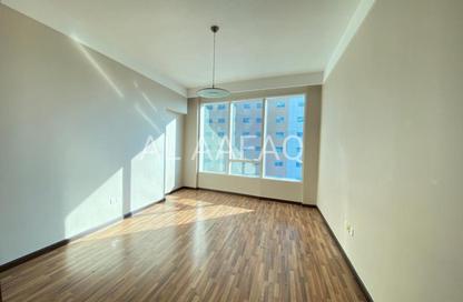 Apartment - 4 Bedrooms - 4 Bathrooms for rent in Blue Tower - Al Majaz 3 - Al Majaz - Sharjah