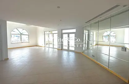 Apartment - 3 Bedrooms - 4 Bathrooms for rent in Al Khushkar - Shoreline Apartments - Palm Jumeirah - Dubai