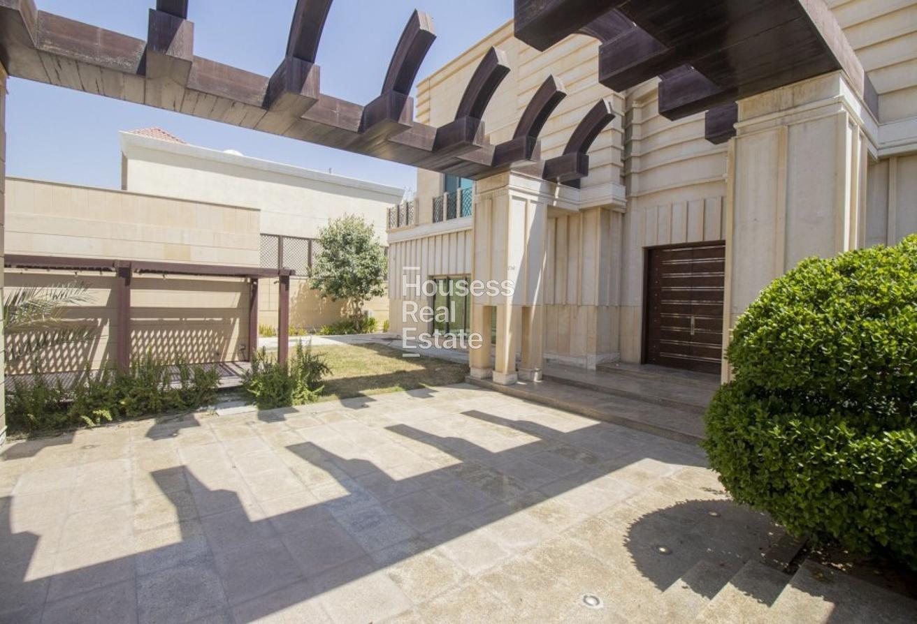 Palace-Style Villa | Private Pool and Lift |Vacant photo 8