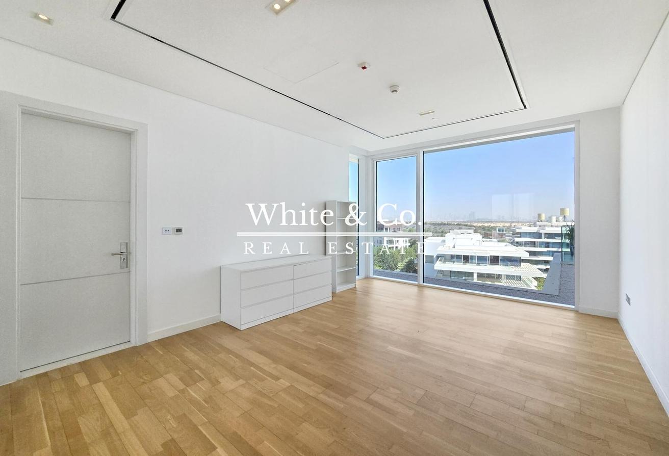 Large Two Bed | Huge Terraces | Vacant photo 7