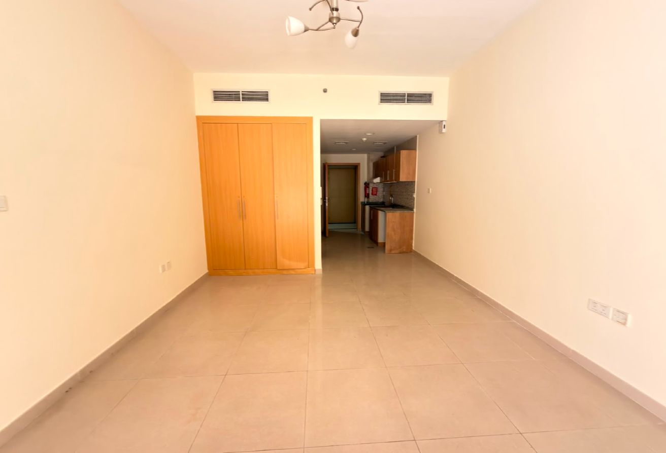 SEMI FURNISHED | MID FLOOR | MULTIPLE CHQ gallery image