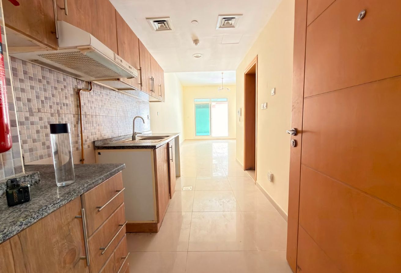 SEMI FURNISHED | MID FLOOR | MULTIPLE CHQ gallery image