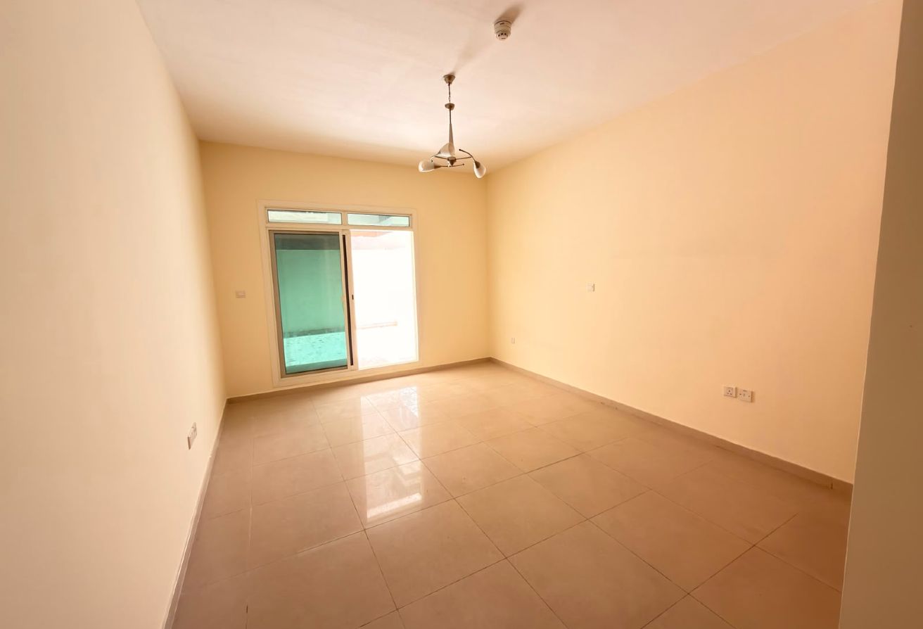 SEMI FURNISHED | MID FLOOR | MULTIPLE CHQ gallery image