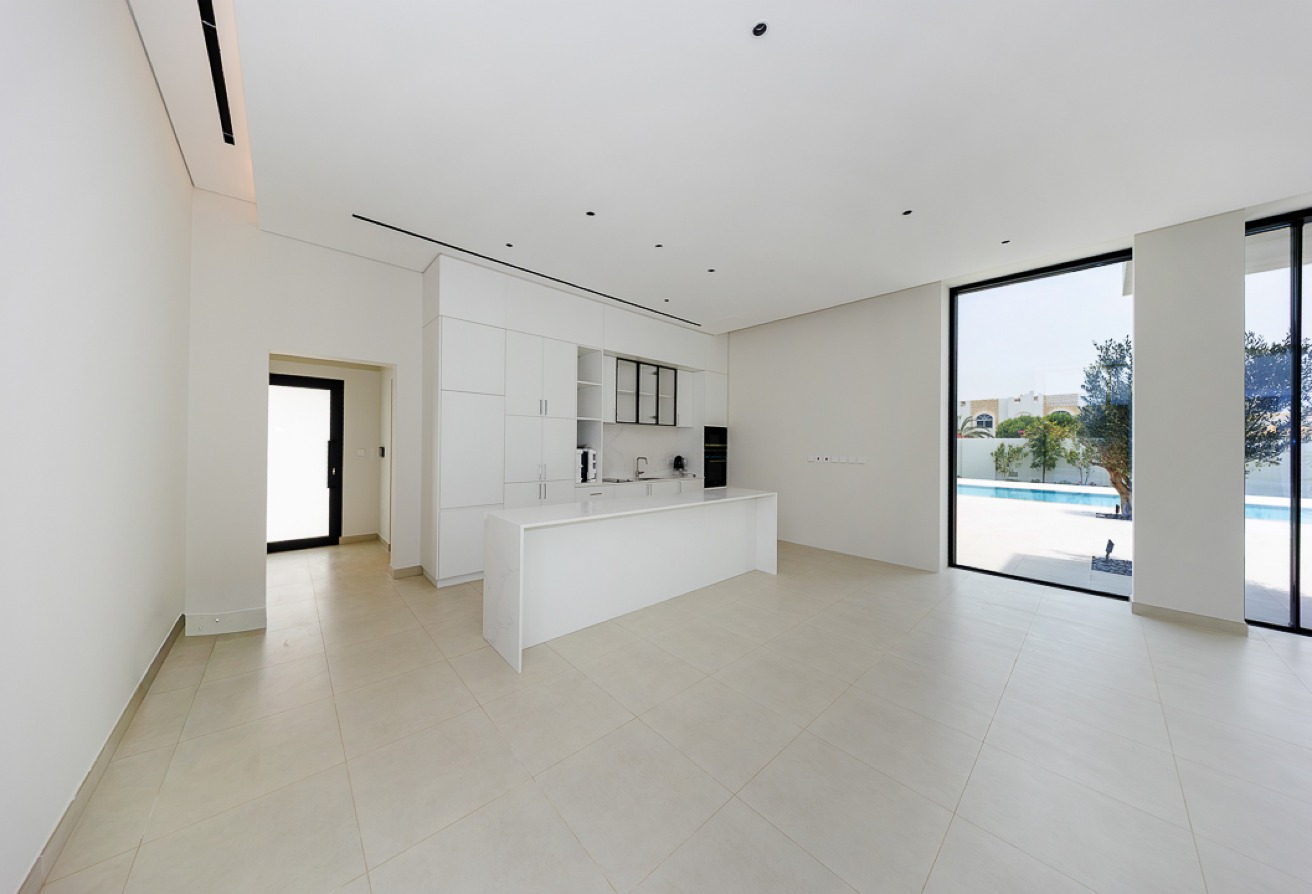 5 bedroom villa in Al Manara: 5