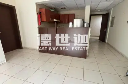 شقة - غرفة نوم - 2 حمامات للبيع في اي سي1 - اماراتي - طراز إماراتي - المدينة العالمية - دبي