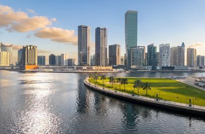 Apartment - 2 - 3 for sale in Bay's Edge - Business Bay - Dubai