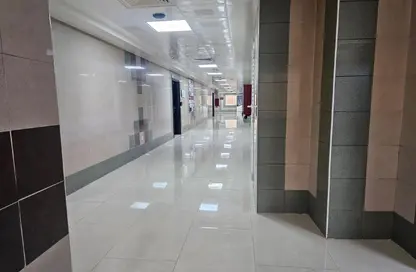 مكتب - غرفة نوم - 2 حمامات للايجار في مبنى سارة - منطقة القرهود - دبي