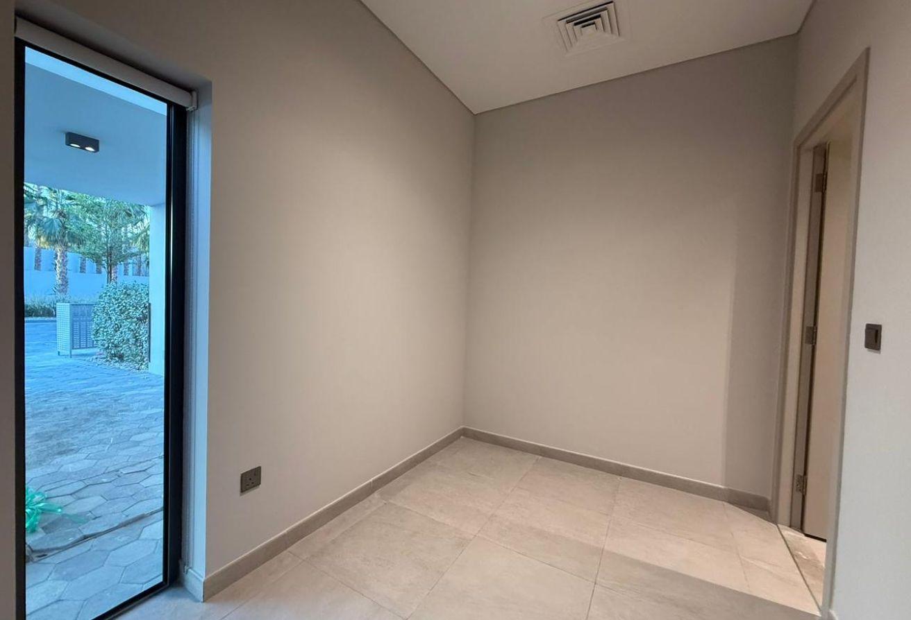 Corner | Spacious Layout | Ready to move photo 13