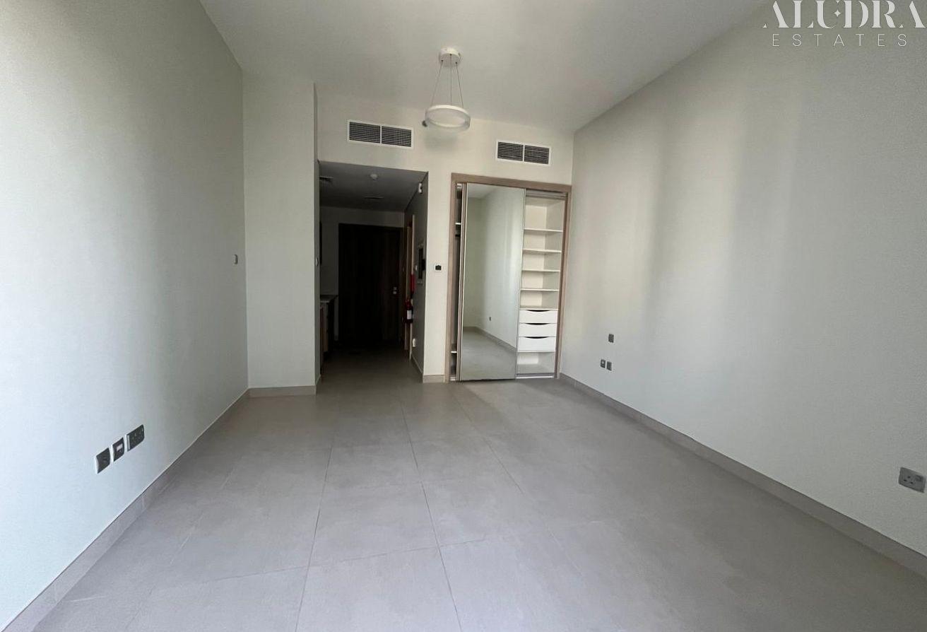 Prime Location | Pool View | Cozy photo 4
