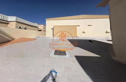 Warehouse - Studio - 2 Bathrooms for rent in Al Jlail - Al Sajaa - Sharjah