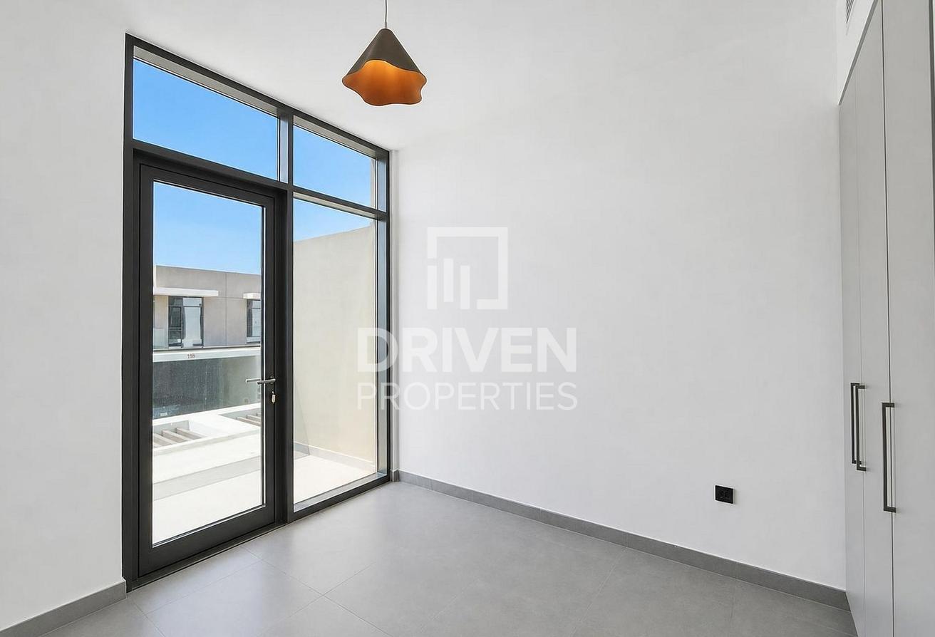 Close to Pool | Prime Location | Newly Vacant photo 9