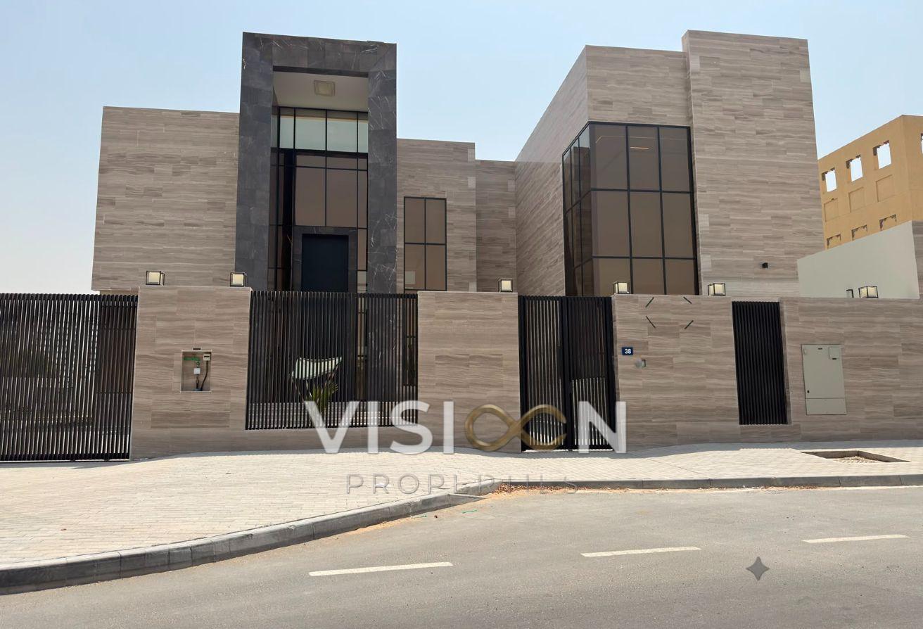 Brand New 5BR Villa | Private Pool & Garden photo 2