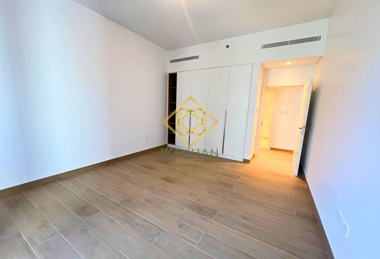 Mid Floor |Brand New Unit |Huge layout | Available photo 5