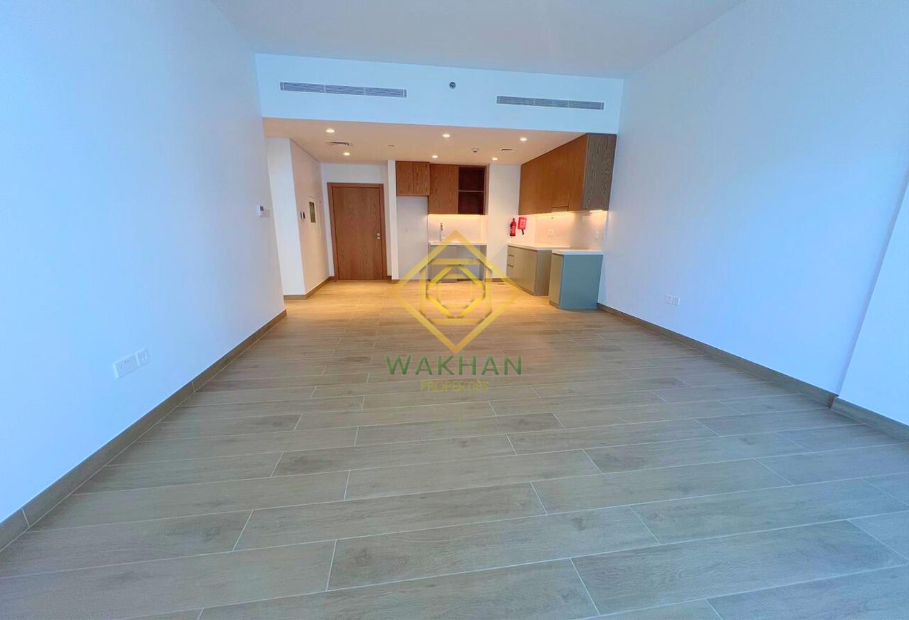 Mid Floor |Brand New Unit |Huge layout | Available photo 4
