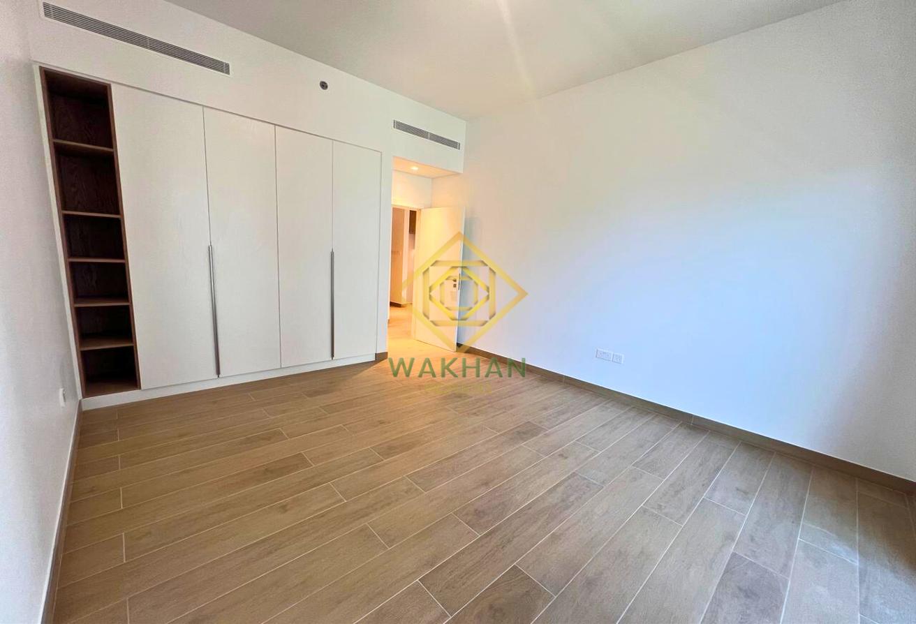 Mid Floor |Brand New Unit |Huge layout | Available photo 6