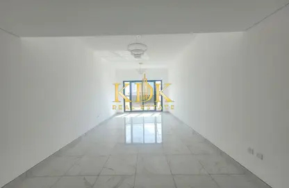 شقة - 2 غرف نوم - 3 حمامات للايجار في الوردة بيضاء - الضاحية 12 - قرية جميرا الدائرية - دبي