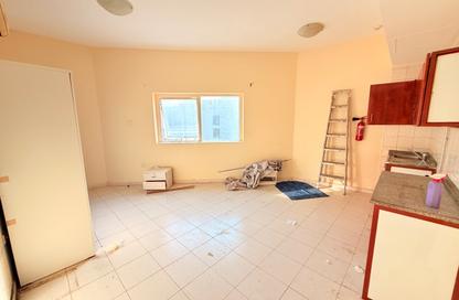 Apartment - Studio - 1 Bathroom for rent in Fire Station Road - Muwaileh - Sharjah Apartment - Studio - 1 Bathroom for rent in Fire Station Road - Muwaileh - Sharjah