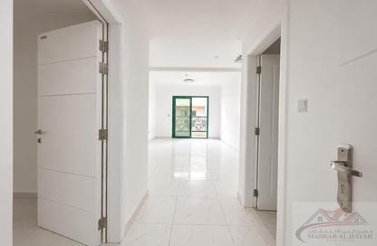Apartment - 3 Bedrooms - 3 Bathrooms for rent in Muwaileh 29 Building - Muwaileh - Sharjah