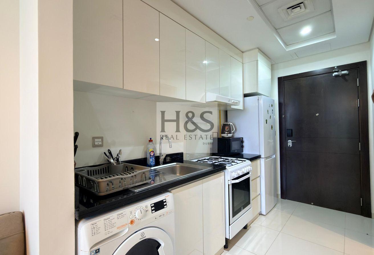 Studio Apt | DAMAC Ghalia | Pool & Skyline View photo 5