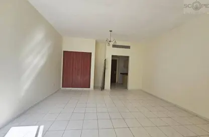 شقة - غرفة نوم - 2 حمامات للايجار في طراز إماراتي - المدينة العالمية - دبي