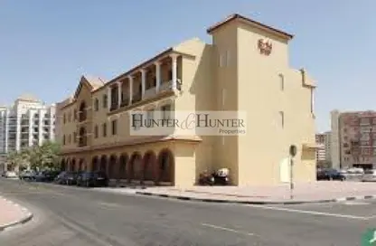 شقة - غرفة نوم - 2 حمامات للايجار في إس01 - طراز أسباني - المدينة العالمية - دبي