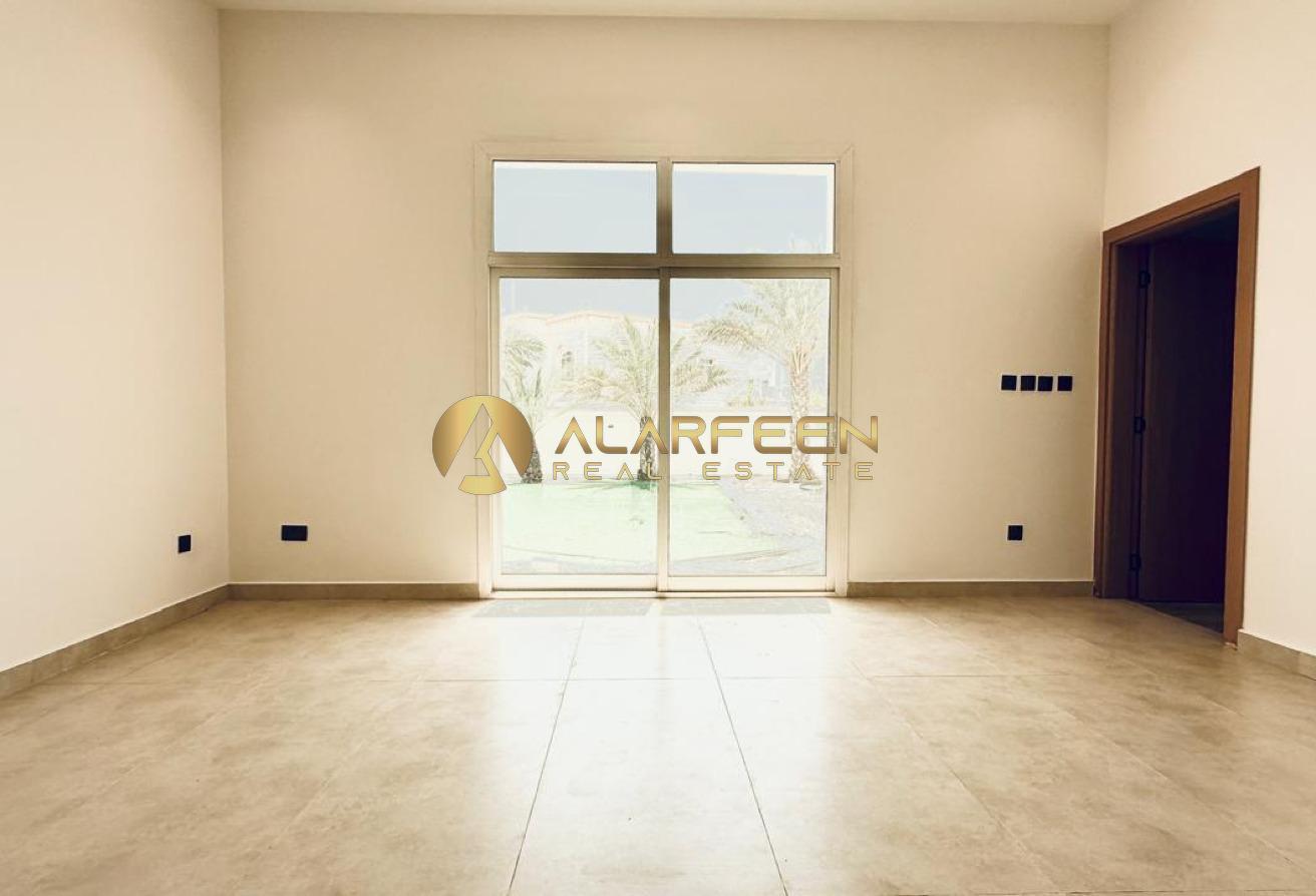 Modern 4BR Villa | Private Garden & Pool photo 8