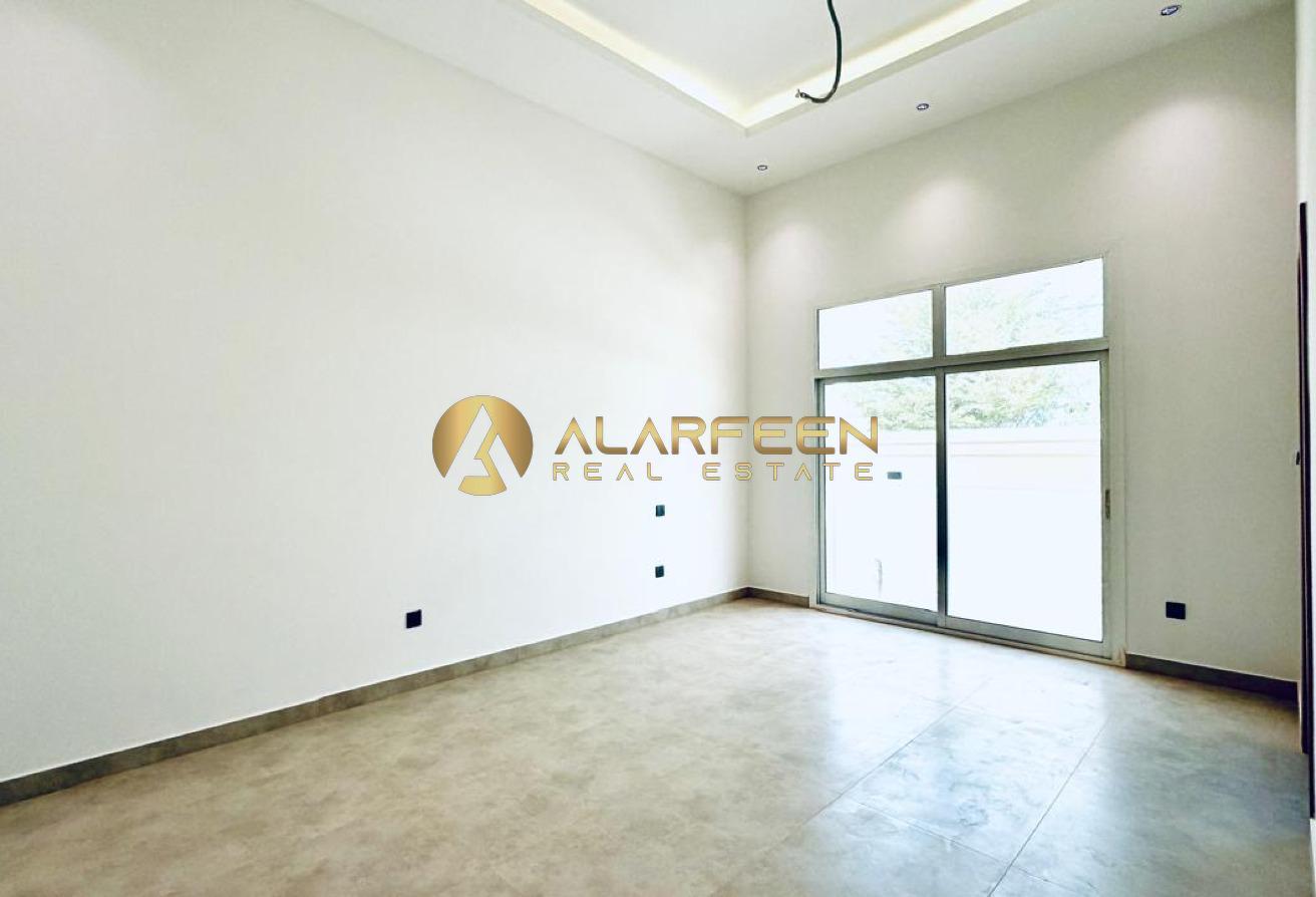 Modern 4BR Villa | Private Garden & Pool photo 12