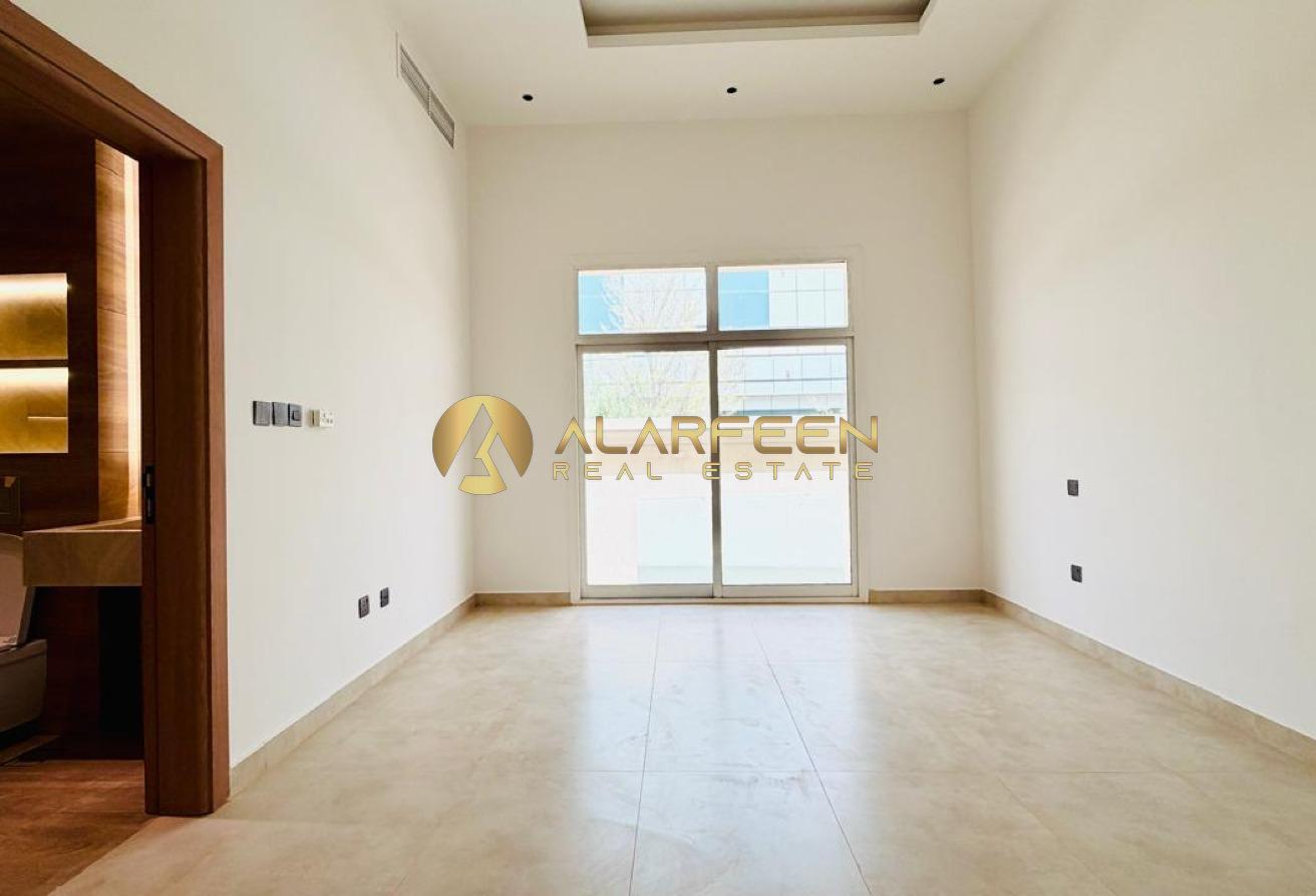 Modern 4BR Villa | Private Garden & Pool photo 14
