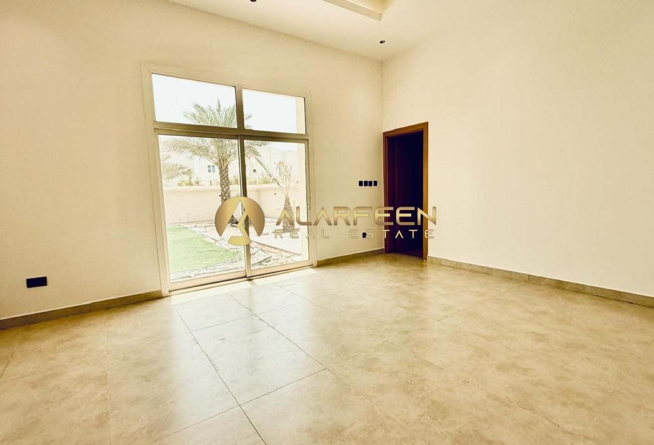 Modern 4BR Villa | Private Garden & Pool photo 10