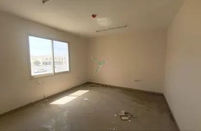 شقة - 2 غرف نوم - 2 حمامات للايجار في الدفينة - عشارج - العين