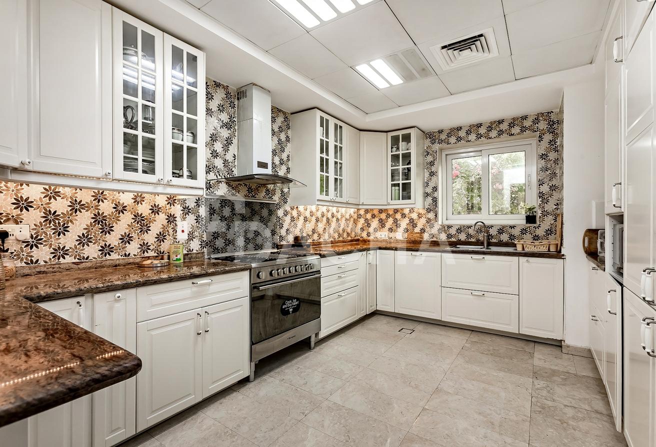 Upgraded | Fully Furnished | Lake View photo 5