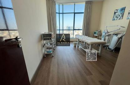 مركز أعمال - استوديو - 4 حمامات للايجار في برج الكورنيش - طريق كورنيش عجمان - عجمان مركز أعمال - استوديو - 4 حمامات للايجار في برج الكورنيش - طريق كورنيش عجمان - عجمان