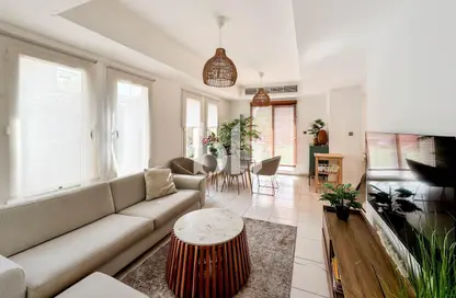 Villa - 2 Bedrooms - 3 Bathrooms for rent in Springs 14 - The Springs - Dubai