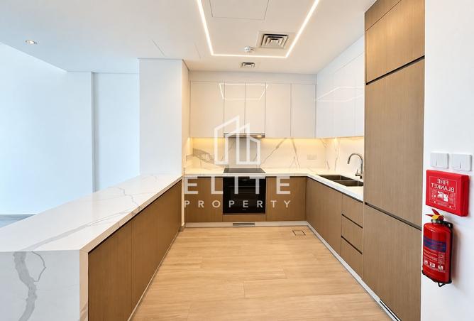 Brand New | Top Floor | Luxury Building photo 2
