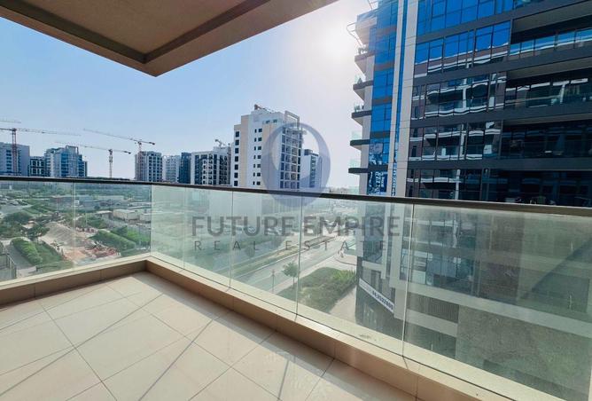 Modern 3BR Apartment | City & Community Views | Ne