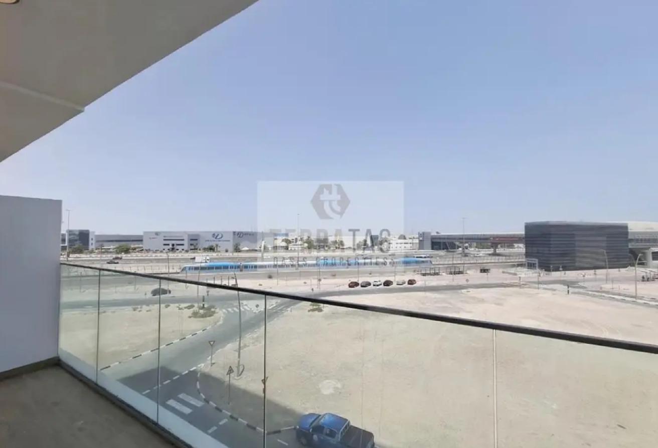 Bright 1BR Apartment | Alexis Tower | Balcony photo 4