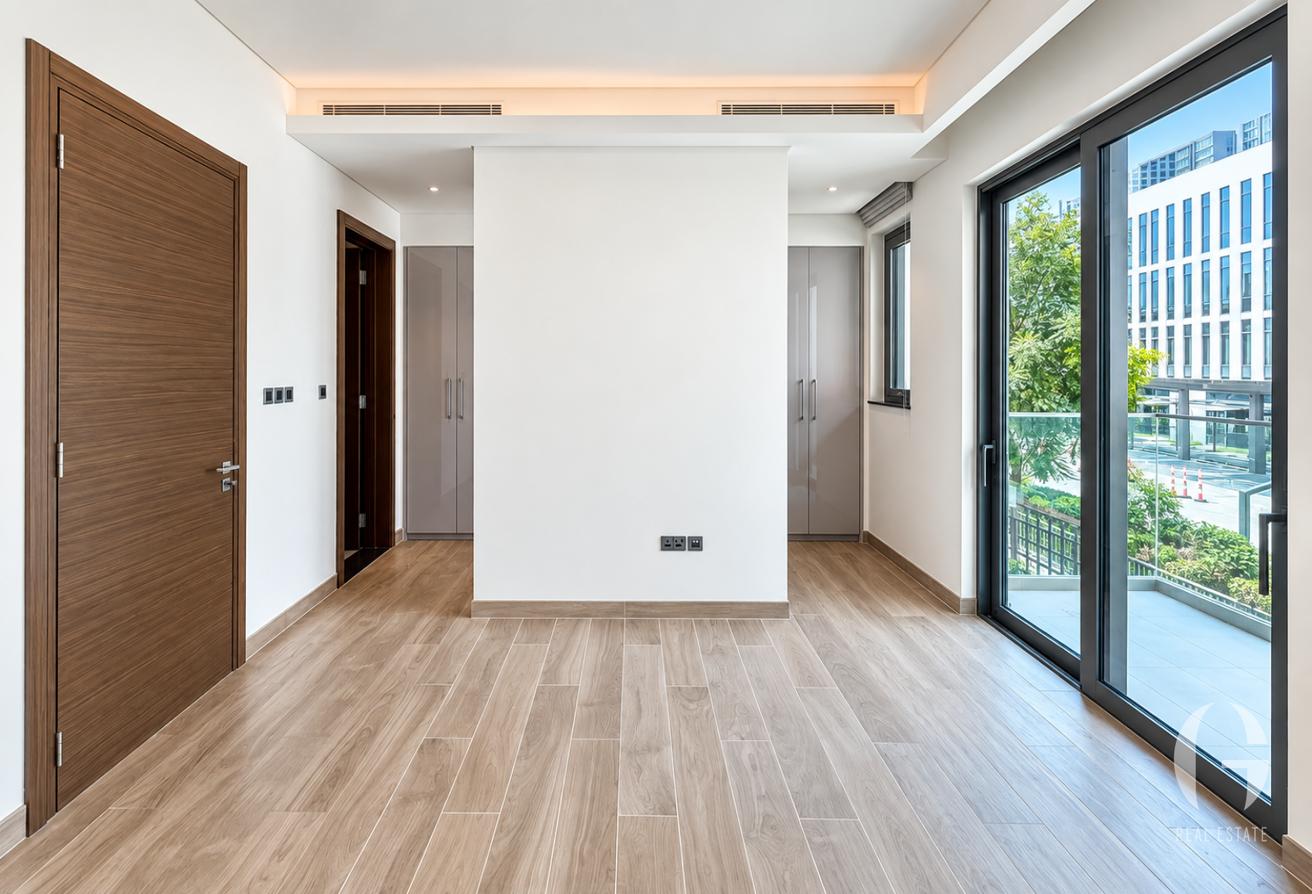 Upgraded | 4 Beds | Landscaped | Available Now photo 15