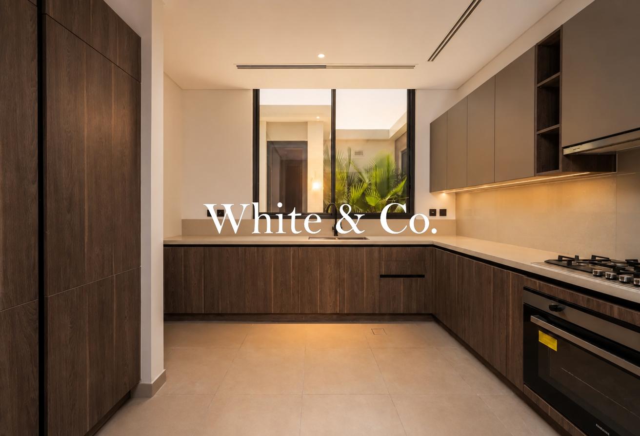 5 Bed Large | Fully Upgraded | Landscaped photo 5