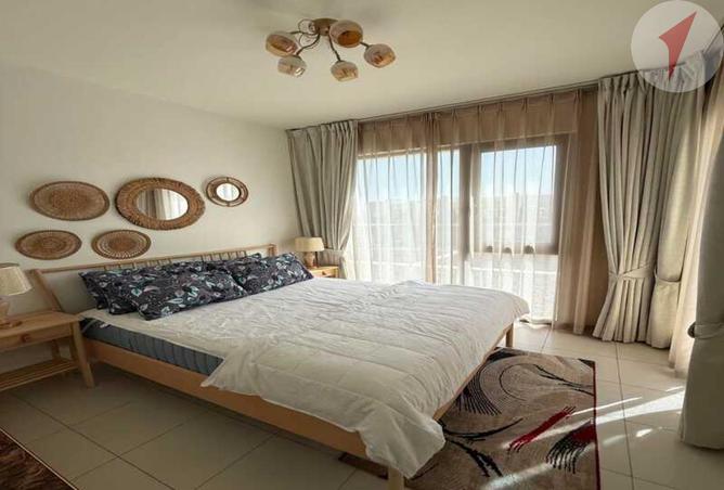 Furnished 3BR Townhouse · Garden & Courtyard View — photo 3